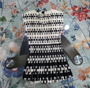 Milano Black and White Geometric Top